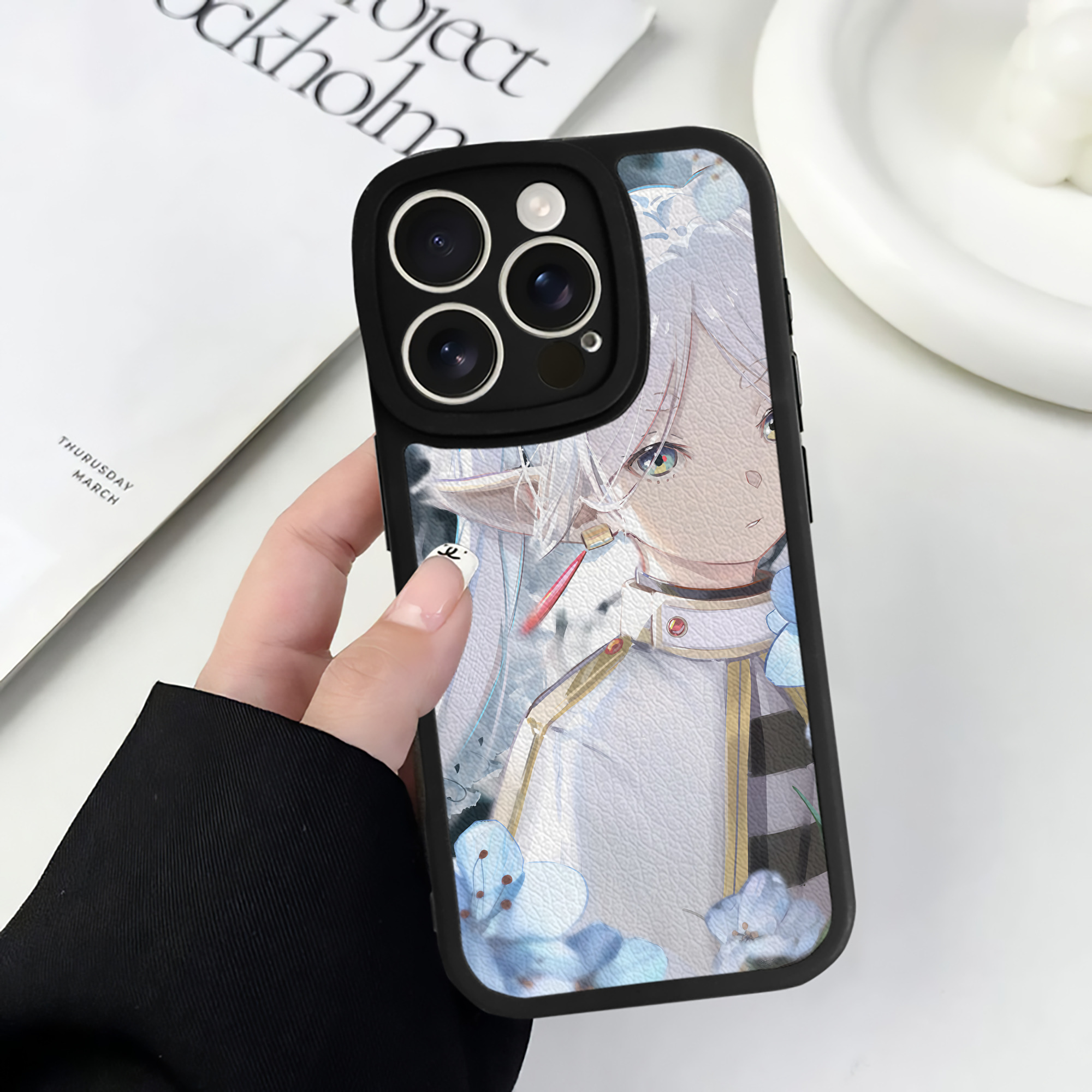 （画像用） 葬送のフリーレン Frieren 【iPhone 16シリーズ対応】シリコンスマホケース（レザー調） 材質：シリコン